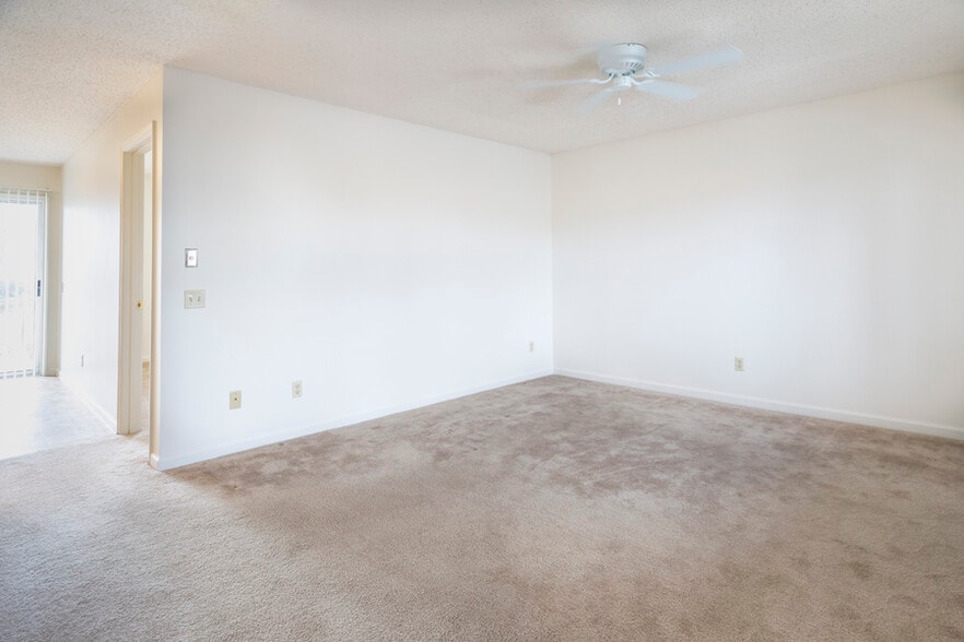 Building Photo - Longview Oaks Apartments