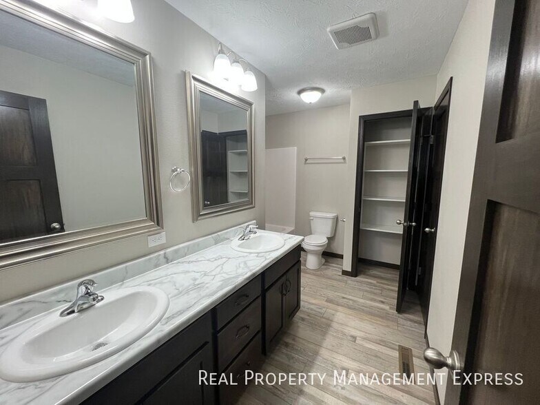 Building Photo - 3 Bedroom 1.5 Bathroom Townhome