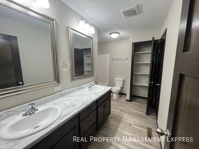 Building Photo - 3 Bedroom 1.5 Bathroom Townhome