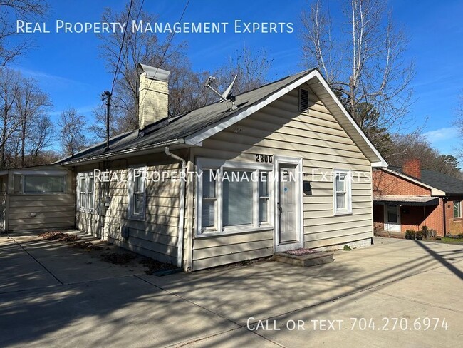 Primary Photo - Charming 2 BR/ 1 BA Home in Charlotte!