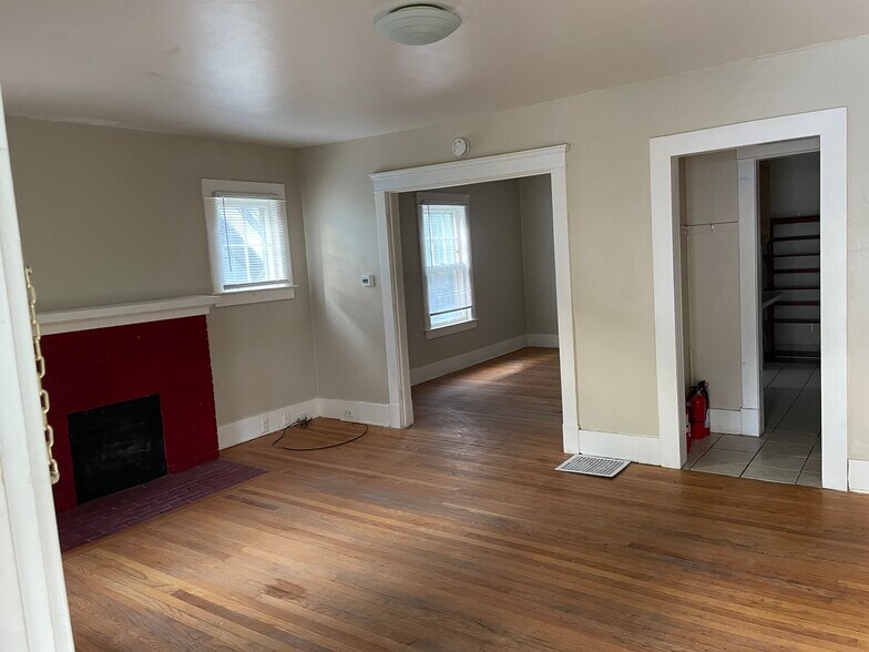 Living & dining room - 216 Packard St
