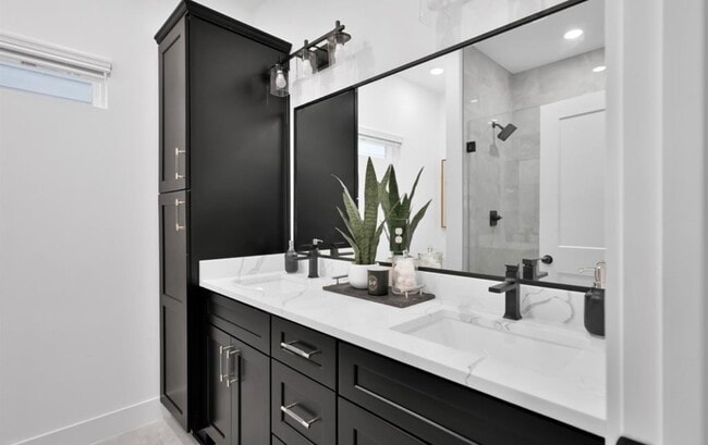 Building Photo - 8021 Cora St