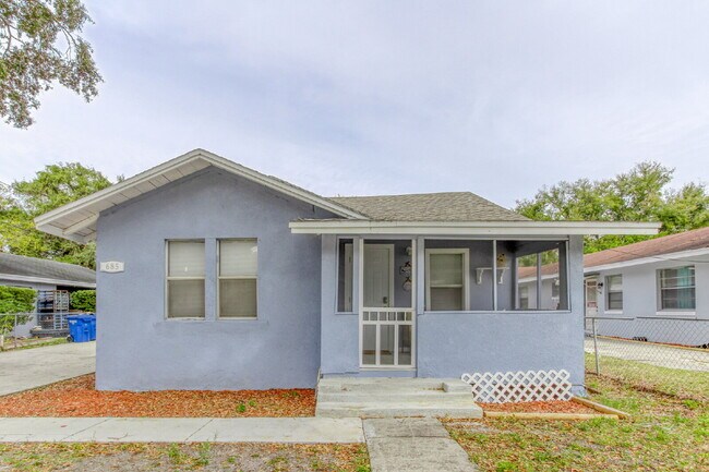 Building Photo - Beautifully Remodeled 3BR Duplex Near Parks, Schools & New Rec Center — Utilities Included. Secti...