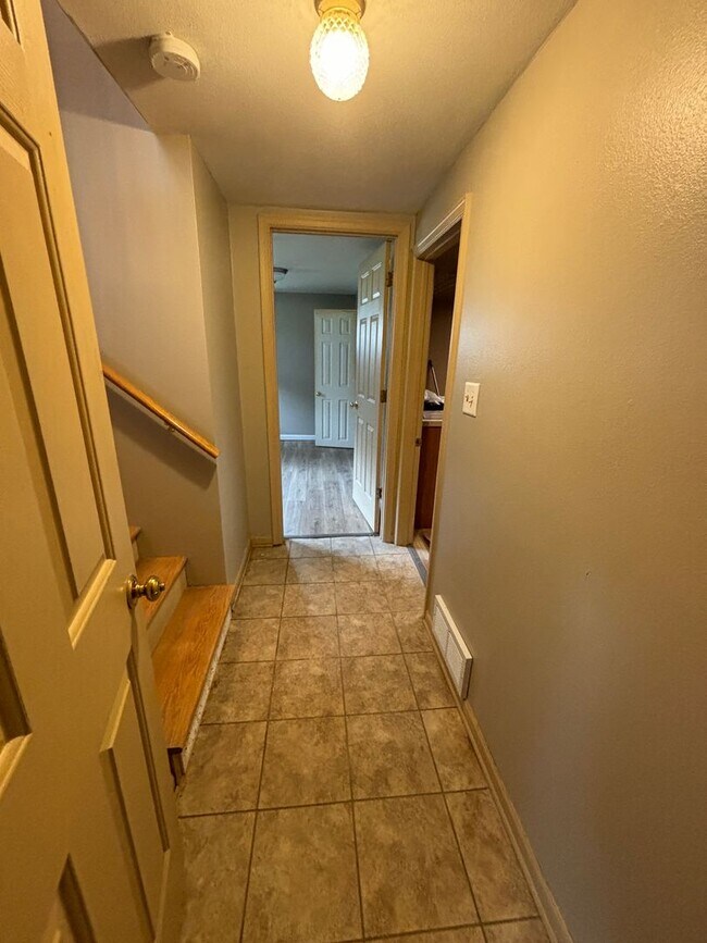 Building Photo - 4152 Suburban Dr