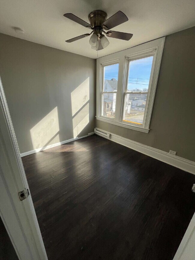 Building Photo - Amazing 3 bedroom in Central East McKeesport Location