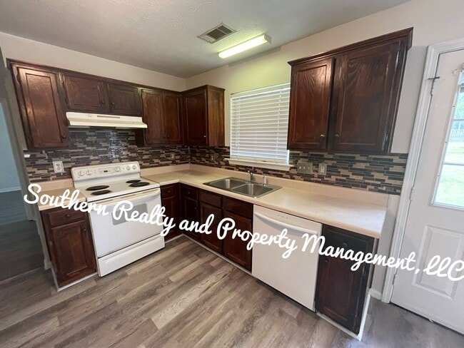 Building Photo - Make this your home!