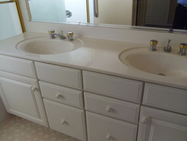 Building Photo - 3 bed 2 bath single level house in core Ch...