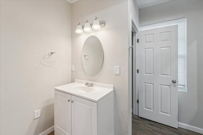 Building Photo - Charming Midtown Home – Updated and Move-I...