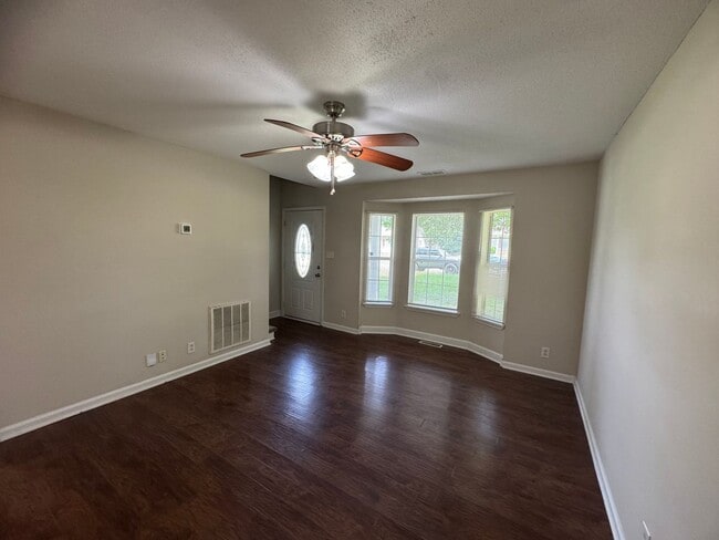 Building Photo - Cozy Single Family Home
