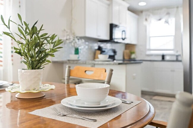 Building Photo - 216 Cliff Swallow Ave