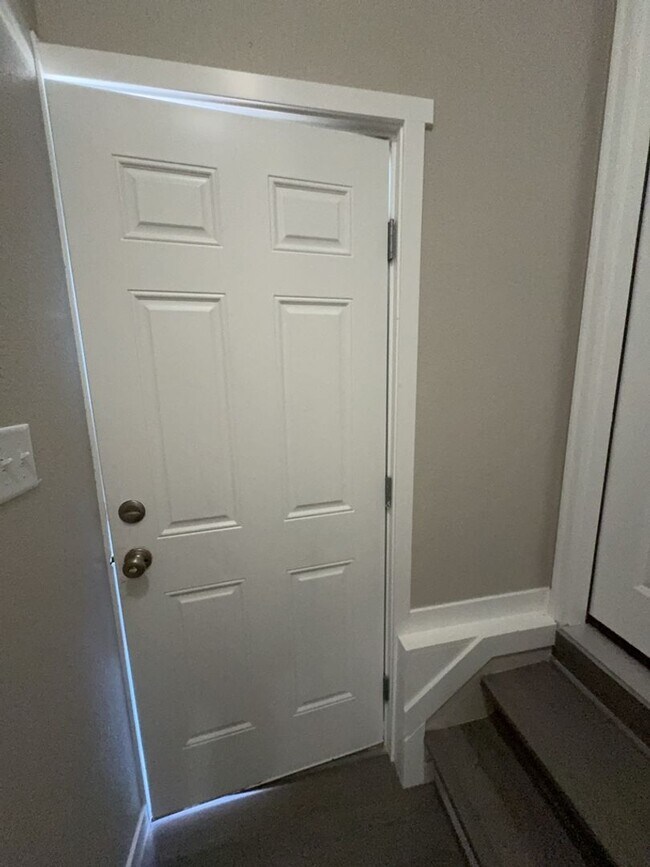 Building Photo - Utilities Included - 1 Bed 1 Bath Apartment