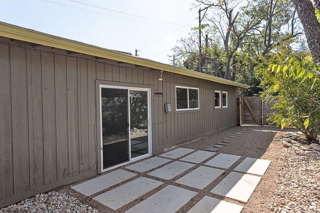 Building Photo - Charming 2/BR 1BA Home with Private Fenced...