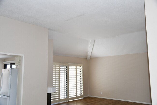 Building Photo - Newly remodeled and updated