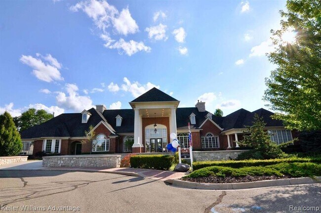 Building Photo - 1627 E Lakeview Ln
