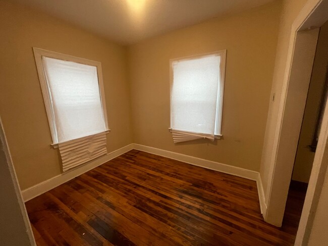 Building Photo - Available NOW!! 4 BEDROOM 2 FULL BATH SING...