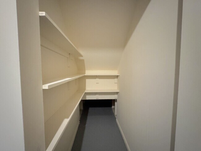 Building Photo - Charming & Spacious Two Bedroom One bathroom Unit