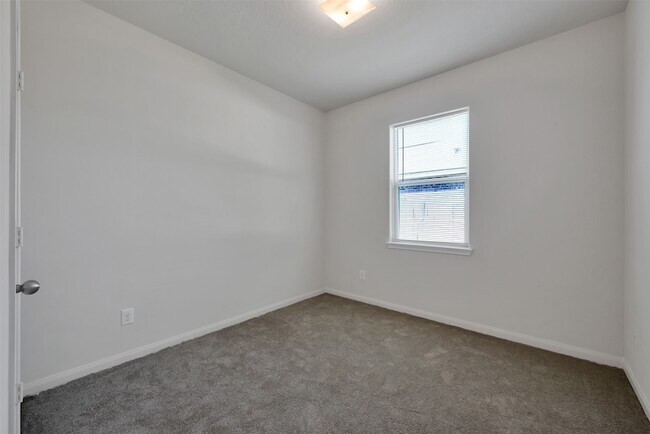Building Photo - 30719 W Lost Creek Blvd