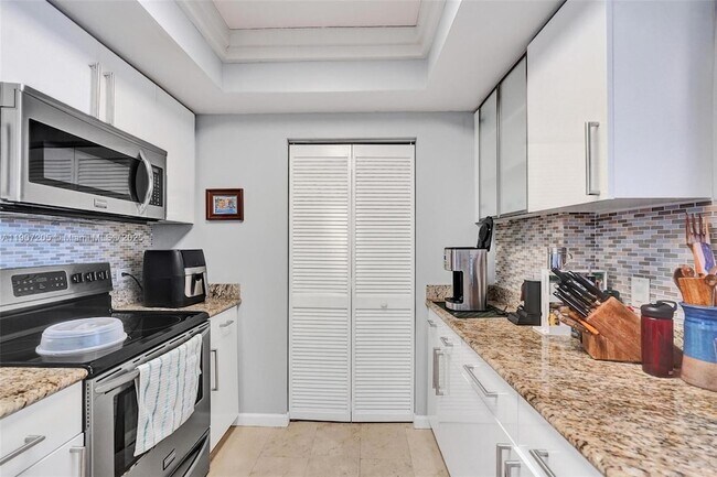 Building Photo - 19501 W Country Club Dr