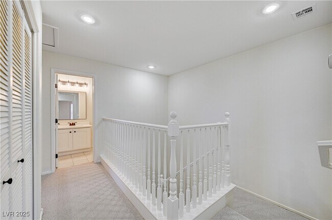Building Photo - 25 Lone Cove Ct