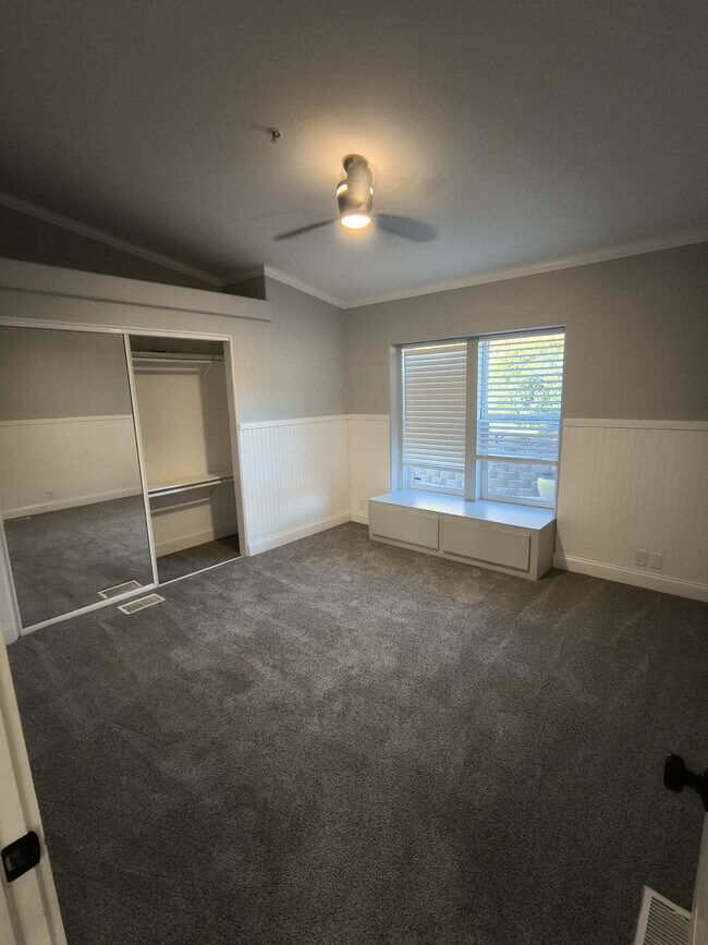 Building Photo - 2828 La Cresta Rd