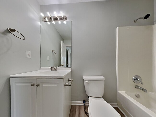 Building Photo - Charming 4-Bed, 2-Bath Home in Kansas City with Garage