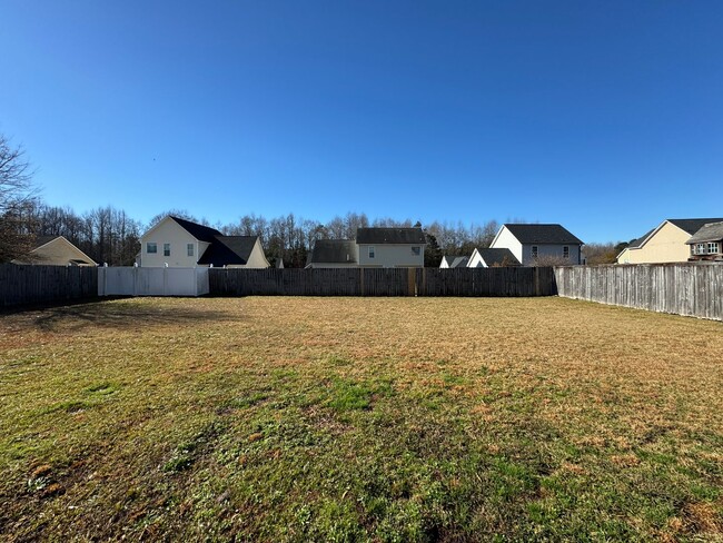 Building Photo - 3 Bed, 2.5 Bath Home with Fenced Backyard