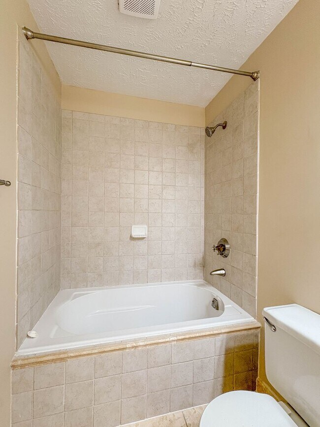 Building Photo - 3 Bedroom 2 Bathroom- No Pets