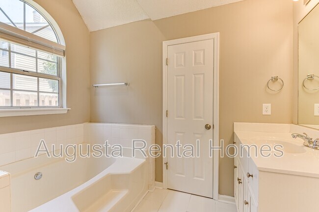 Building Photo - 208 Stonington Dr