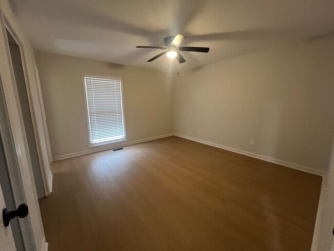 Building Photo - 3 Bedroom 2 Bathroom. Single Level Home.