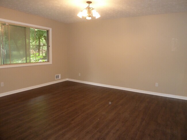 Building Photo - 3 Bed / 2.5 Bath with 2300 Square Feet!! A...
