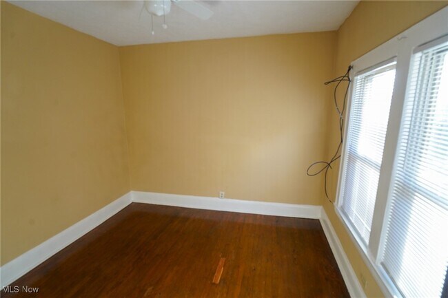 Building Photo - 1365 Phelps Ave