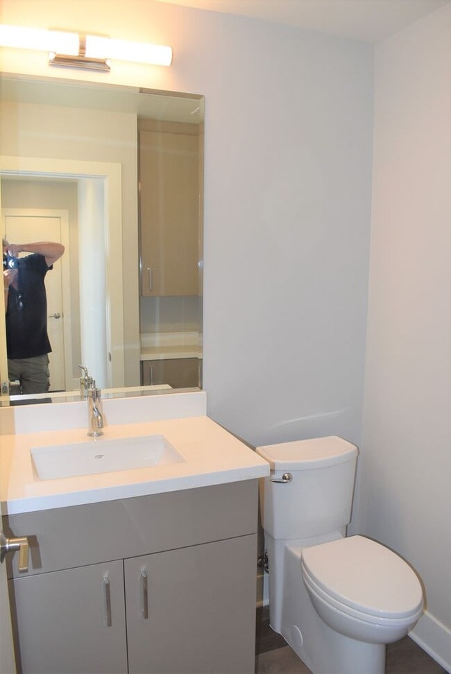 Building Photo - 2 bedroom 2.5 bath Townhome, walking dista...
