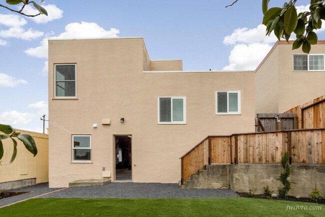Building Photo - 2 Lapham Way