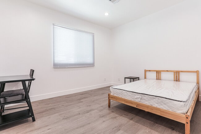 Building Photo - 1237 W 37th Plz