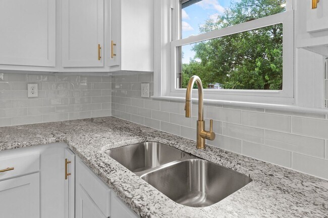 Building Photo - For Sale or Rent – Fully Renovated Stone R...