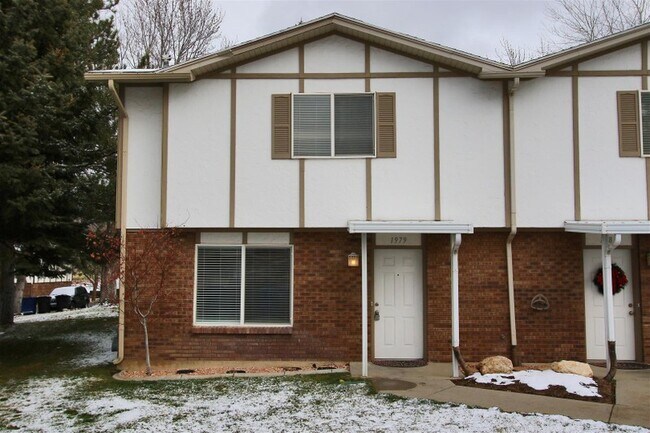 Building Photo - 1979 Parkridge Dr