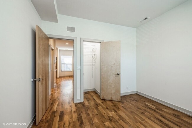 Building Photo - 325 E 44th St