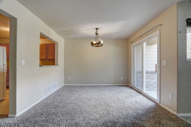 Building Photo - $1,795 - 2 bed/2.5 bath Townhome with new ...