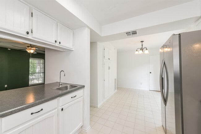Building Photo - 2203 Riverford Dr