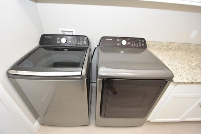 Building Photo - 13 Elder Dr