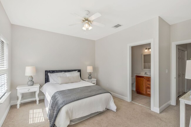 Building Photo - FABULOUS LOCATION!! 2BEDROOM 2 BATH TOWNHO...
