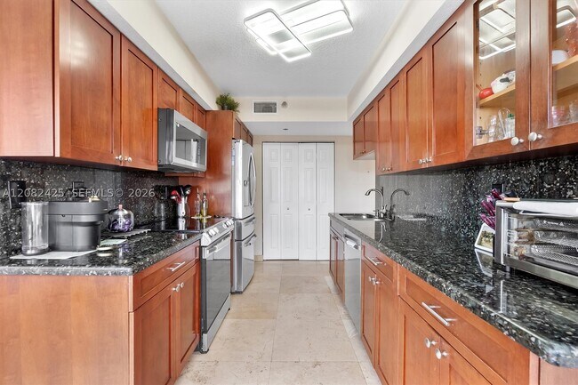 Building Photo - 3500 Mystic Pointe Dr