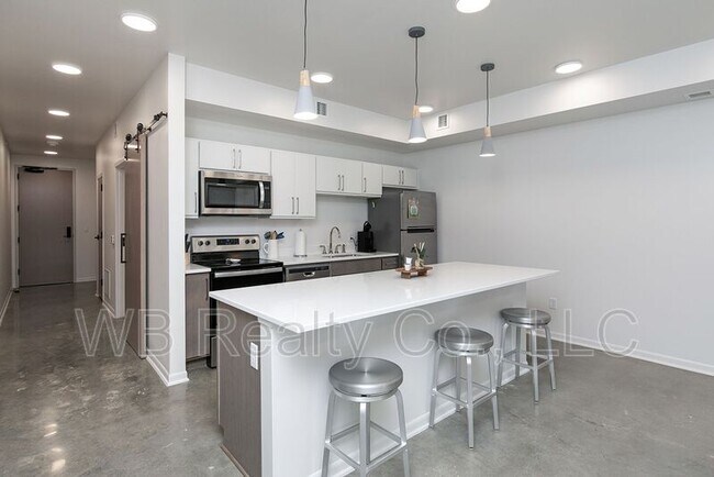 Building Photo - 315 5th St