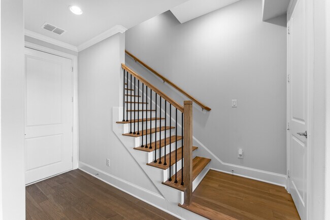 Building Photo - 633 Dalton Ln