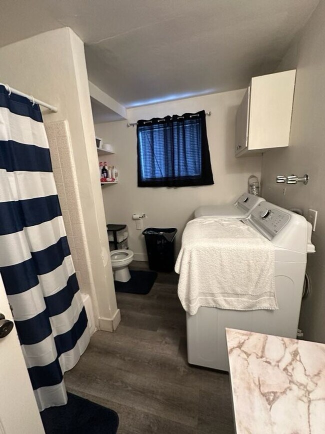 Building Photo - IN UNIT LAUNDRY-- $1195 Rent from August t...