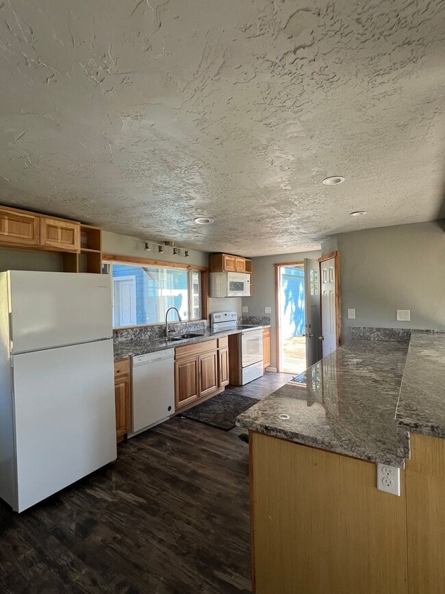 Building Photo - Peaceful Country Home with Patio & Detached Garage