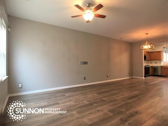 Building Photo - Updated 2 Bed, 2.5 Bath Townhome!