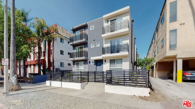 Building Photo - 953 N Mariposa Ave