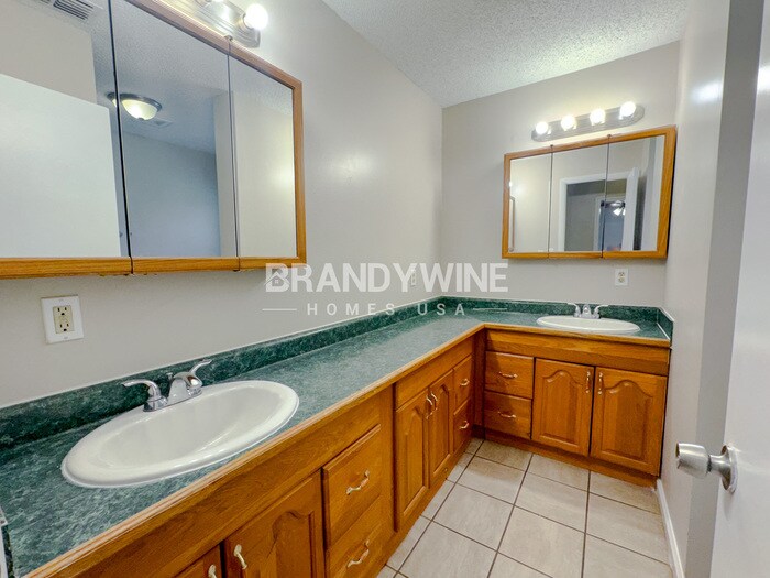 Building Photo - 10847 Bahia Dr