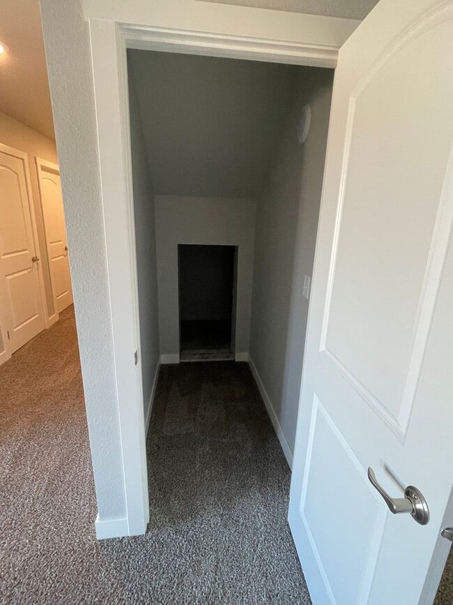 Building Photo - ~Applications Pending~ Newer 4 Bed, 3 Bath, 3 Car Garage Home for Rent